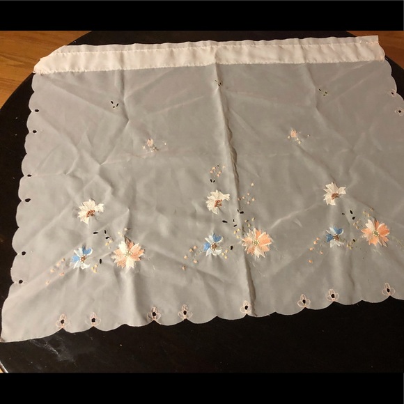 Vintage embroidered sheer window panel - Picture 3 of 12